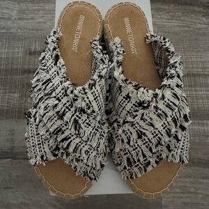 Minnetonka white and black pearle slide summer sandals